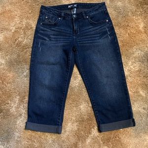 Ladies Size 4 Dark Blue Capris, Apt. 9 Brand, Little Distressing on Capri Leg